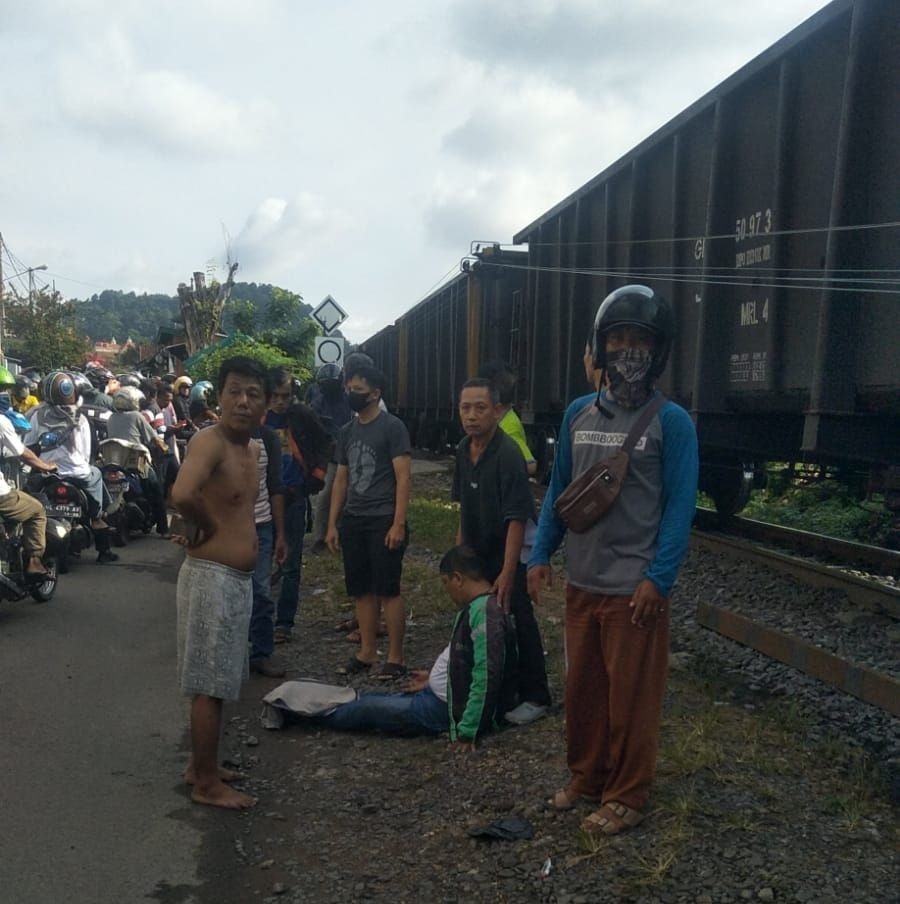 Diduga Main Handphone, Ojol Kota Bandar Lampung Tersambar Kereta Api 