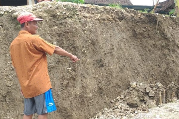 Tanggul Sungai Ambles, Puluhan Rumah di Bojonegoro Terancam Roboh