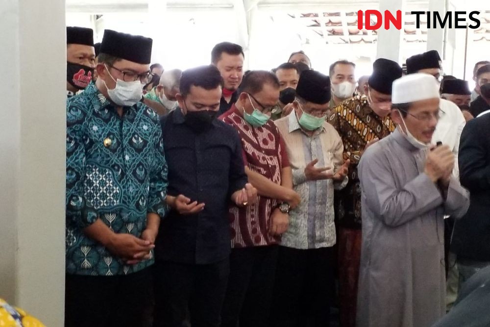 Doakan Wali Kota Bandung, Ratusan Orang Salatkan Almarhum Mang Oded di Pendopo