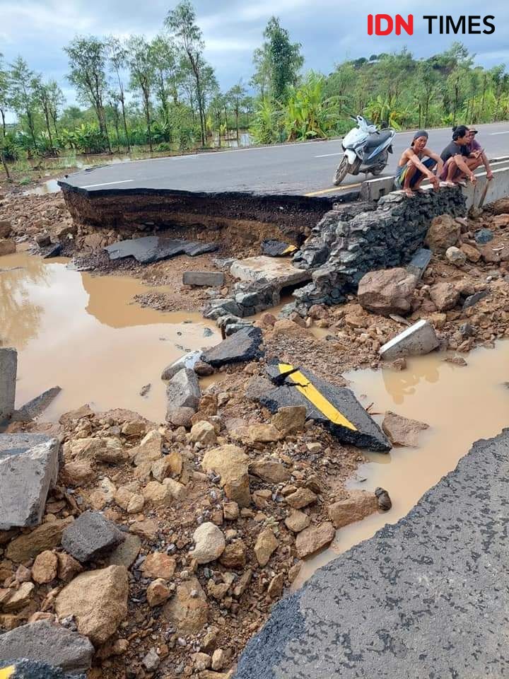 Warga Rusak Jalan Bypass Awang-Kuta untuk Cegah Banjir
