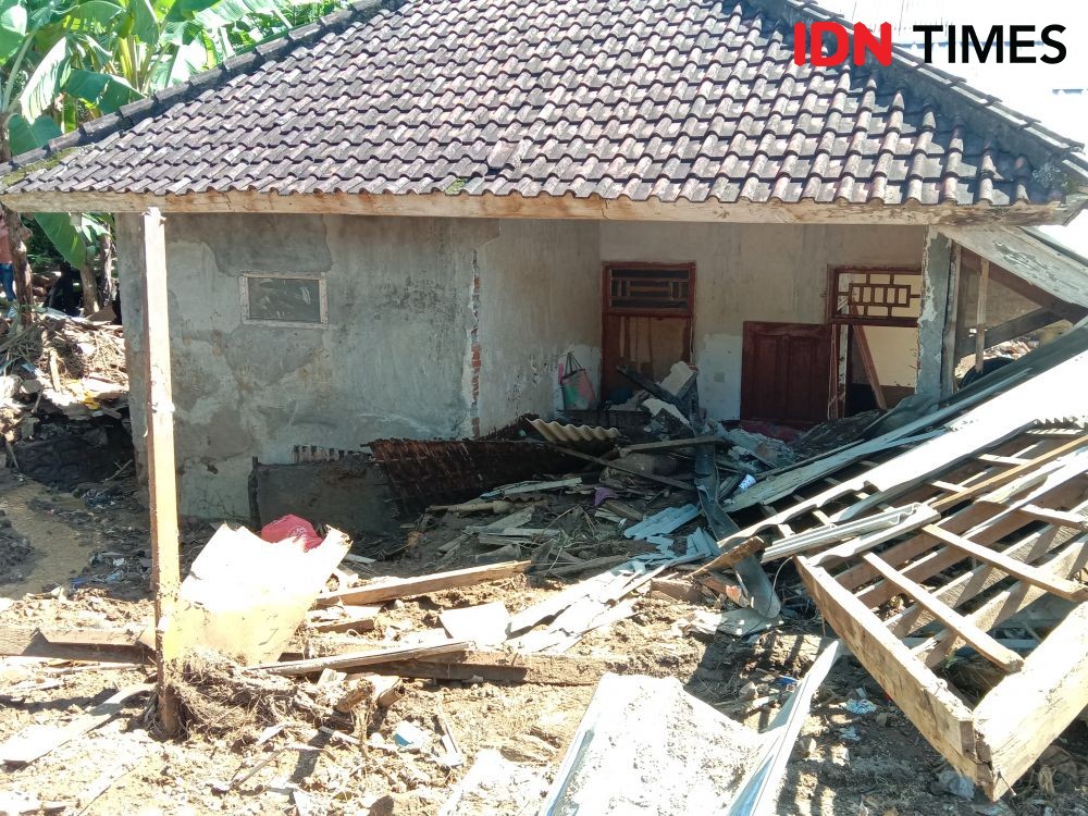 Baru Selesai Dibangun, Rumah Tahan Gempa Rusak Akibat Longsor