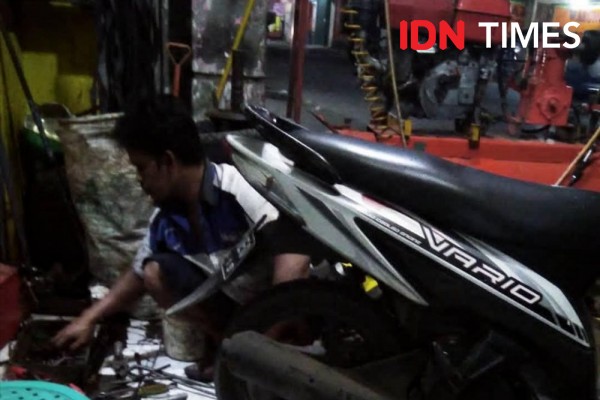 Cerita Buruh: Gaji Dipotong, PHK, Hingga Jadi Tukang Tambal Ban