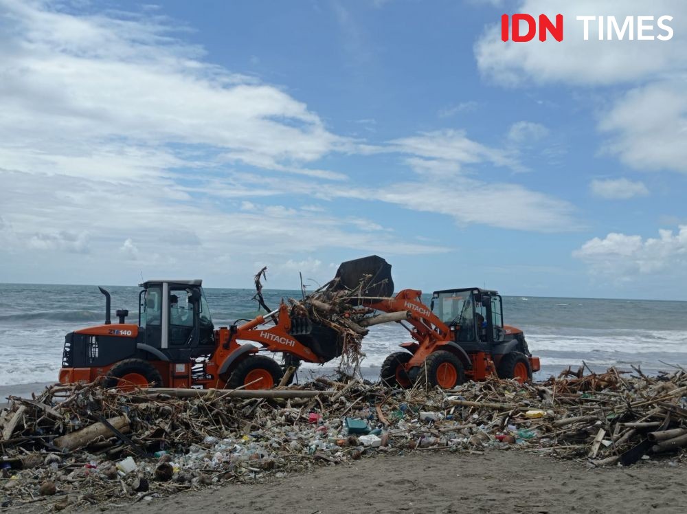 Pantai Berawa Bali Penuh Sampah Kiriman, Volume Sampai 400 Ton