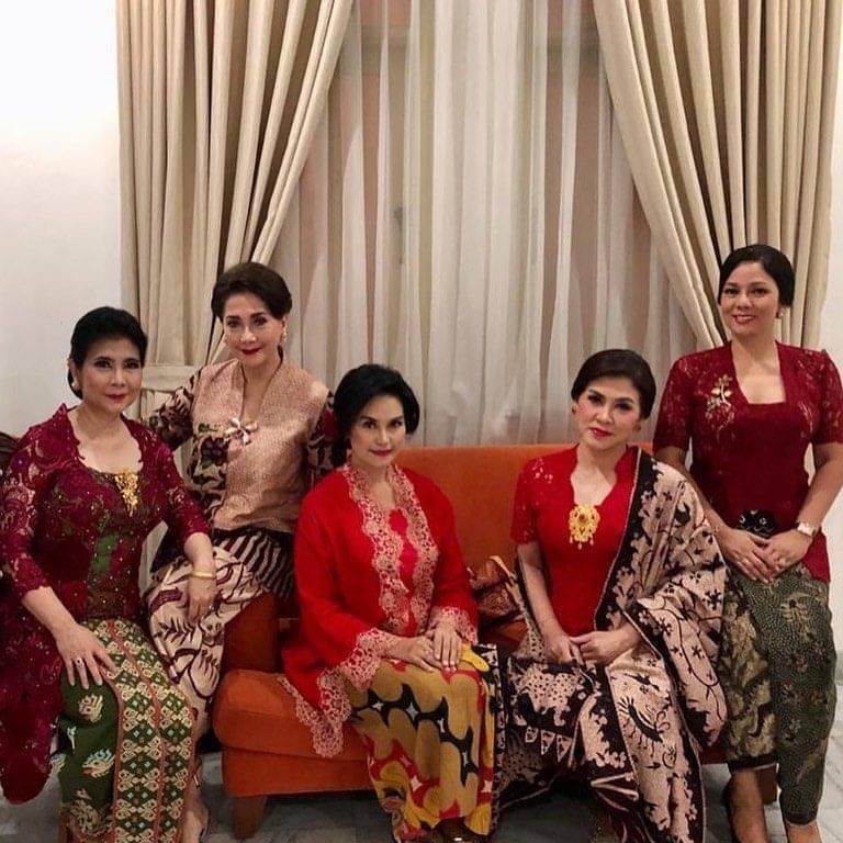 11 Ragam Kebaya Rafika Duri, Penyanyi Legendaris Nan Menawan