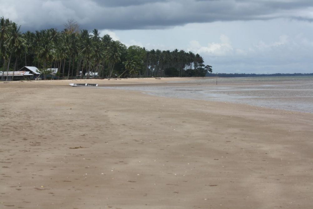 Keindahan Pasir Putih Pantai Sekerat di Bengalon yang Memesona