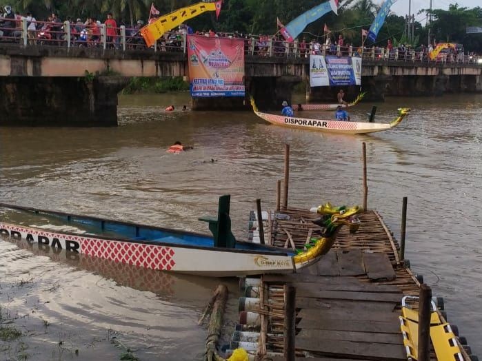 Nyaris Finish, Perahu Naga Saling Tabrakan, 2 Atlet Kecemplung Sungai