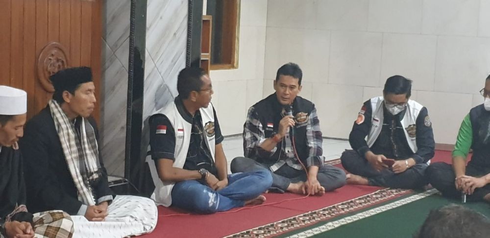 HDCI Peduli Bangsa, Warga KBB Semringah Dapat Bantuan Kubah Masjid