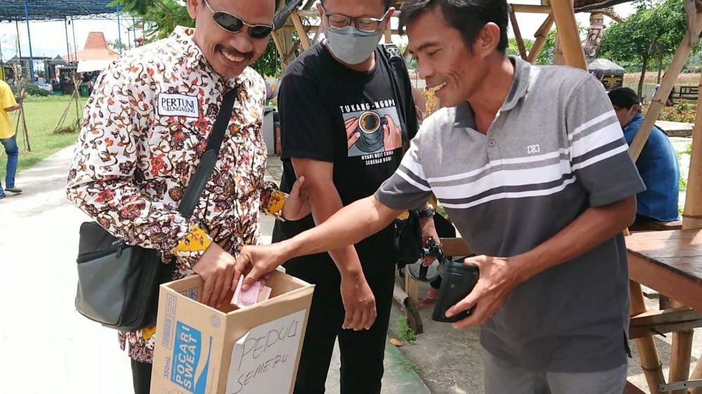Tukang Pijat Tunanetra di Tulungagung Galang Donasi Korban Semeru