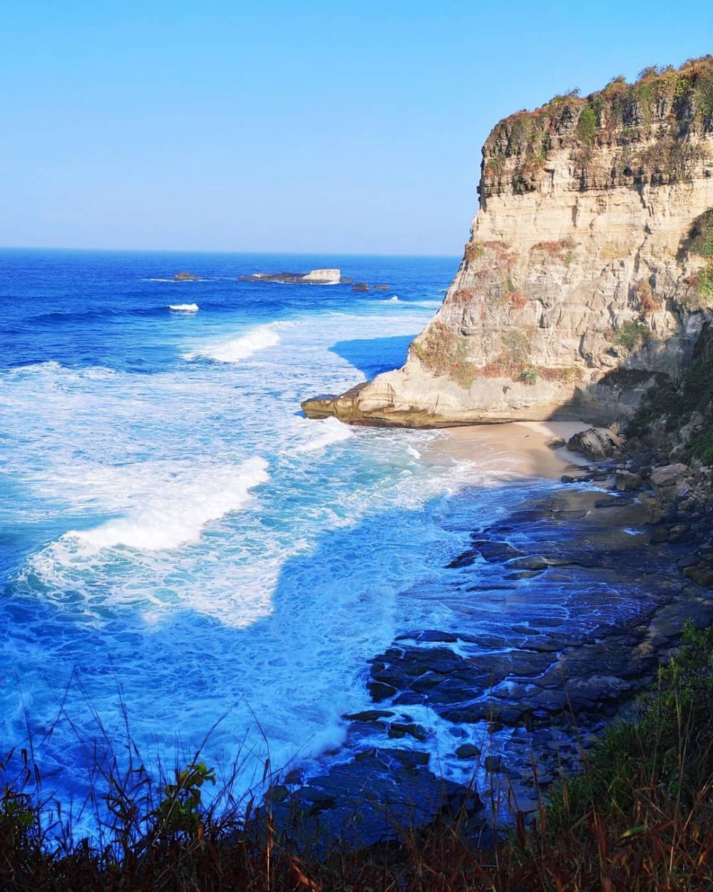 10 Wisata Pantai Tersembunyi di Pacitan yang Jarang Diketahui Orang 