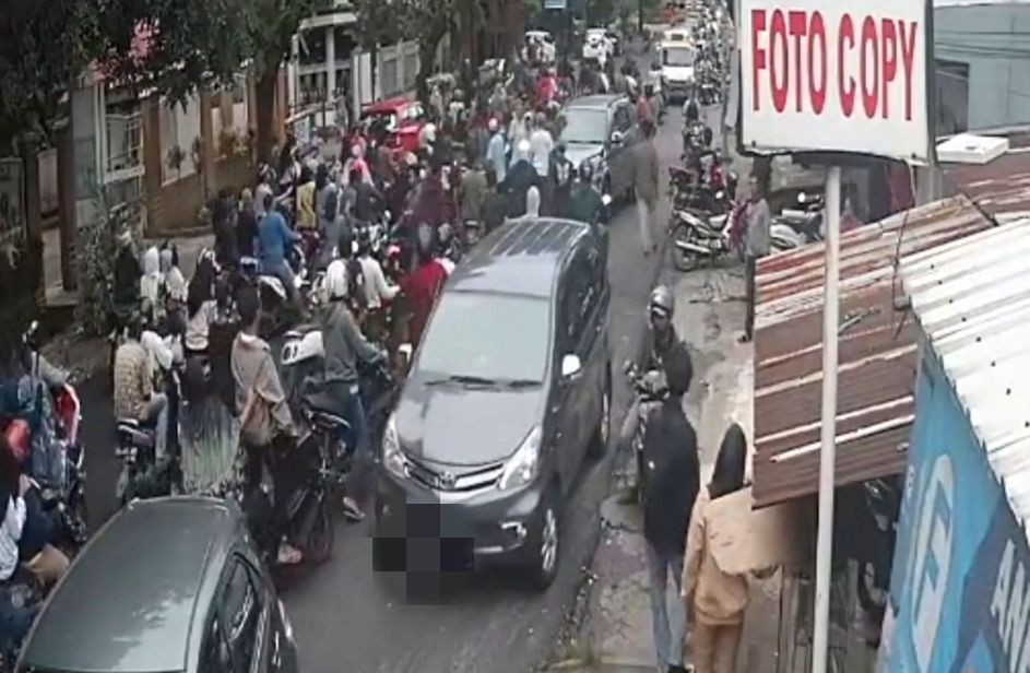 Viral Video Pengantar Jenazah Keroyok Pengendara Mobil di Makassar 