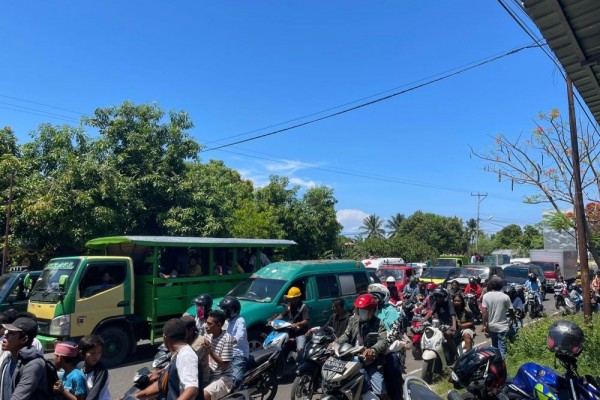 Warga Pesisir Maumere Lakukan Evakuasi Mandiri