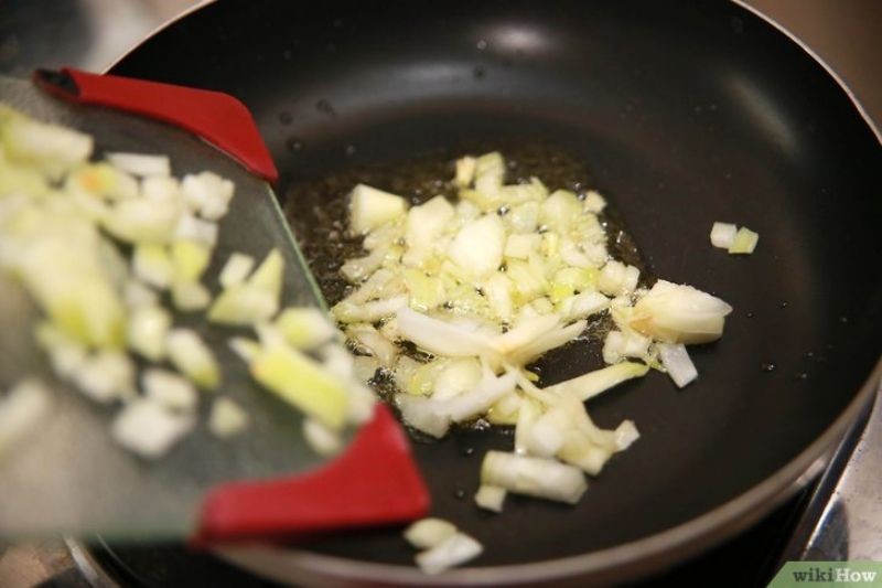 Жареный лук с мукой. Соус с жареным луком. На каком масле жарить лук для супа.