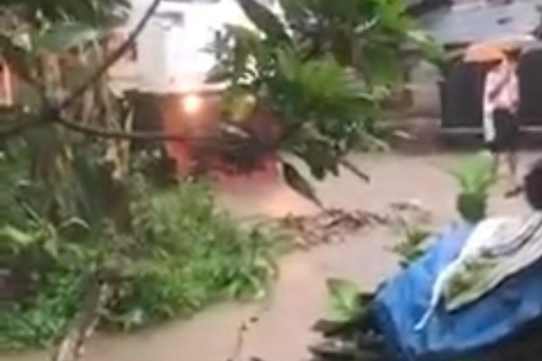 Viral Kereta Berhenti di Permukiman Warga, Terhambat Banjir