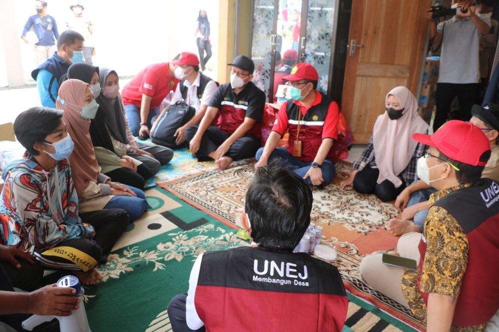 Mahasiswa Kuliah Daring Sambil Jadi Relawan SAR Erupsi Gunung Semeru 