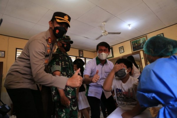 Siswi di Klungkung Takut Jarum Suntik, Sampai Dipeluk Gurunya