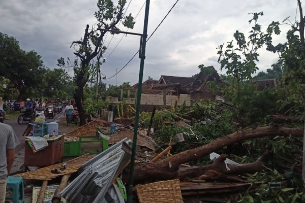 Puting Beliung Menerjang Madiun, 296 Rumah dan Mapolsek Rusak