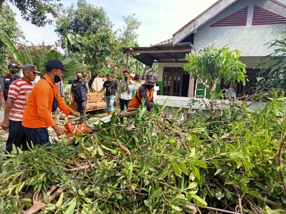 Pemprov Jawa Timur Kirim Bantuan ke Lokasi Puting Beliung di Madiun