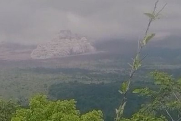Aktivitas Vulkanik Semeru Meningkat, Ada Guguran Awan Masif