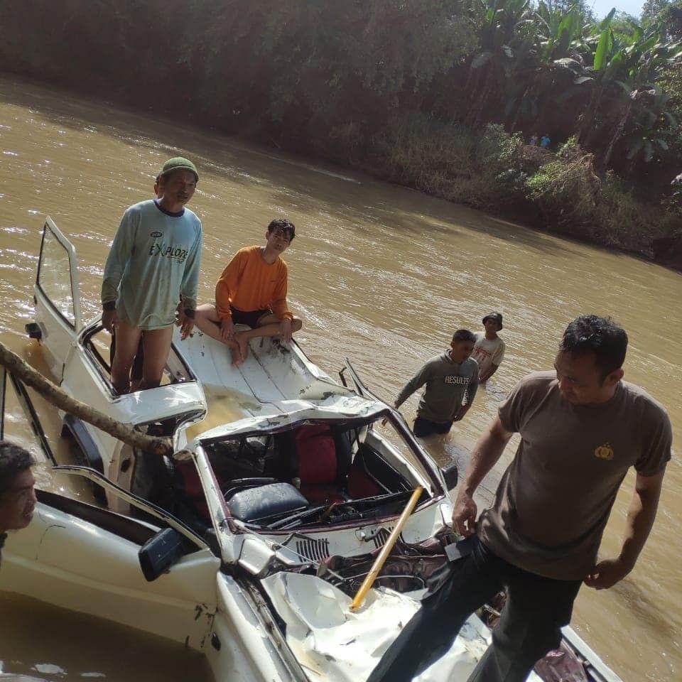 Mobil Jatuh dari Jembatan Gantung di Bone, Dua Orang Tewas