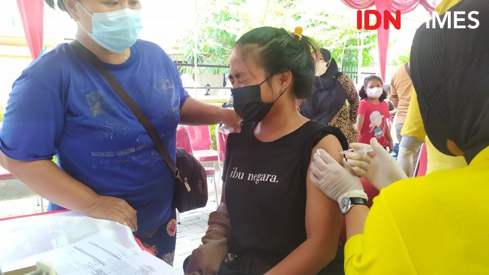 Mimik Lucu Anak SD Semarang Saat Disuntik Vaksin COVID-19, Ibu Negara Meringis 