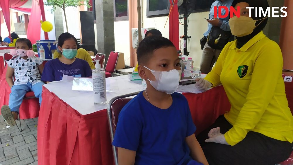 Mimik Lucu Anak SD Semarang Saat Disuntik Vaksin COVID-19, Ibu Negara Meringis 