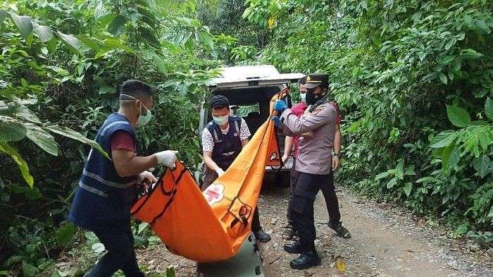 Mayat Perempuan Terbungkus Jas Hujan Ditemukan Di Lembah