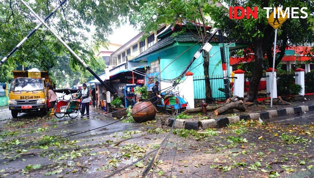 Dahan Pohon Patah, Jalan Ahmad Yani ke Pasar Anyar Ditutup Sementara