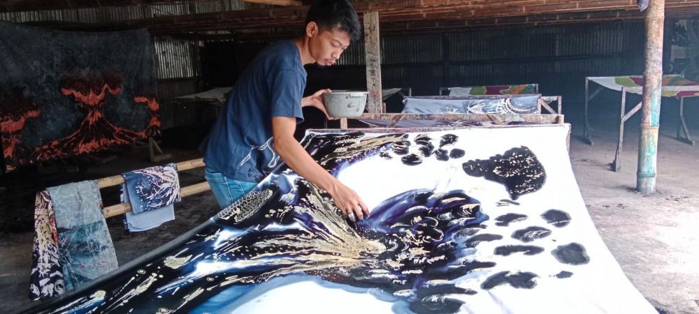 Galang Dana, Perajin Batik di Kulon Progo Bikin Motif Semeru