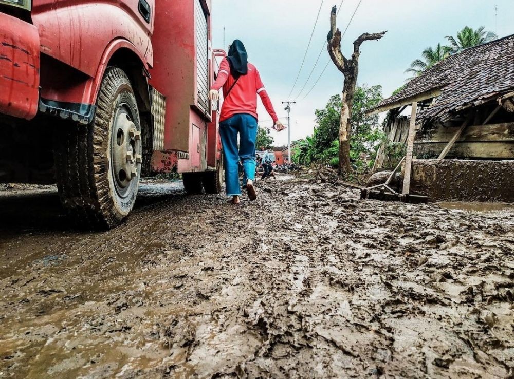 Kisah Regina, Relawan Lampung Bantu Korban Bencana Gunung Semeru