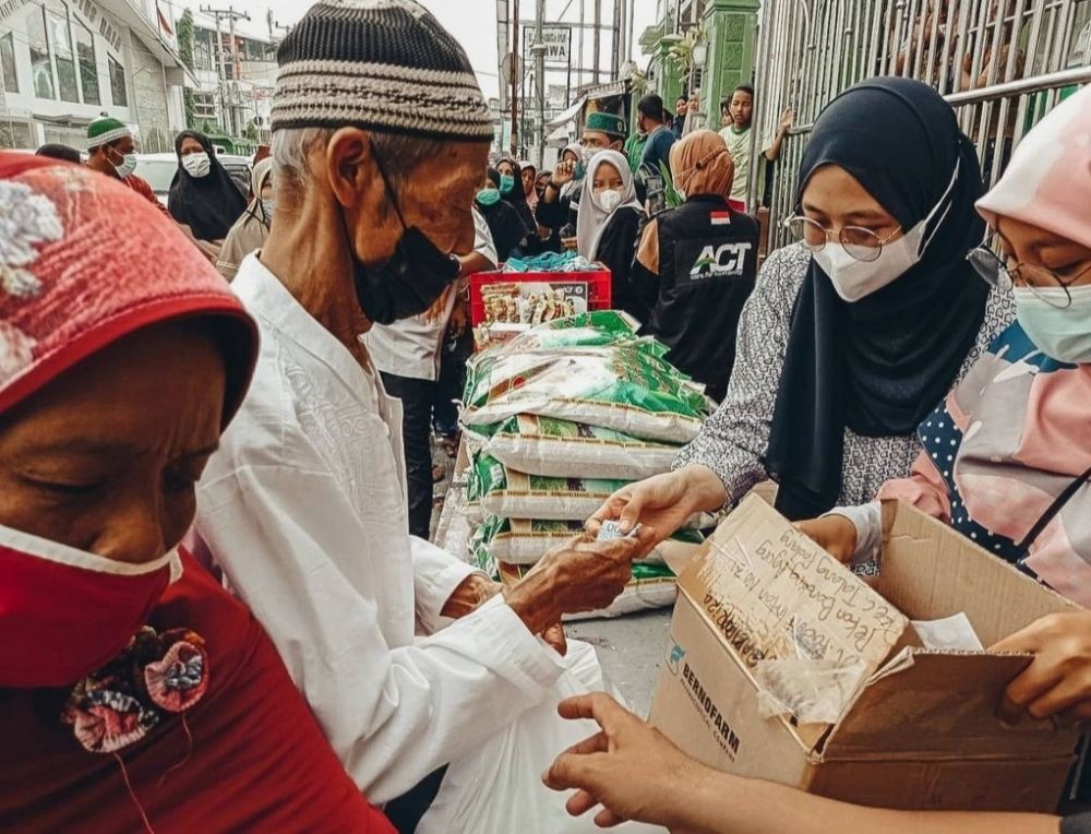 Kisah Regina, Relawan Lampung Bantu Korban Bencana Gunung Semeru