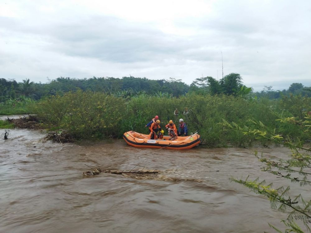 Hampir Terseret Arus Sungai, 5 Penumpang Jeep Dievakuasi Pakai Perahu