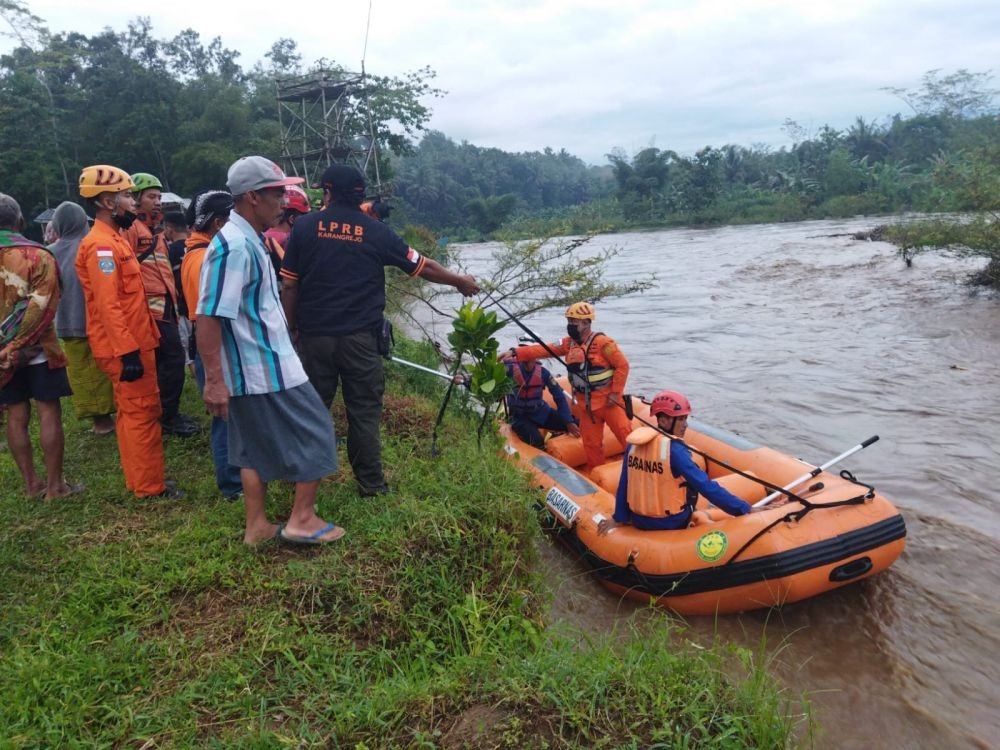 Hampir Terseret Arus Sungai, 5 Penumpang Jeep Dievakuasi Pakai Perahu