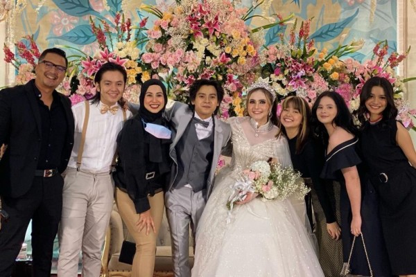 11 Potret Tamu Artis di Pernikahan Arnold Leonard dan Moniq Crasivaya