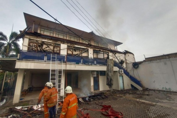 Unipa Surabaya Kebakaran, 2 Petugas PMK Jadi Korban