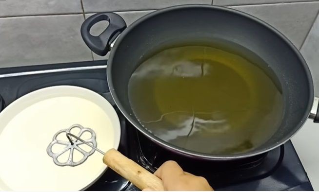 Kue Kembang Goyang: Sensasi Lezat Kriuk-Kriuk yang Bikin Ketagihan