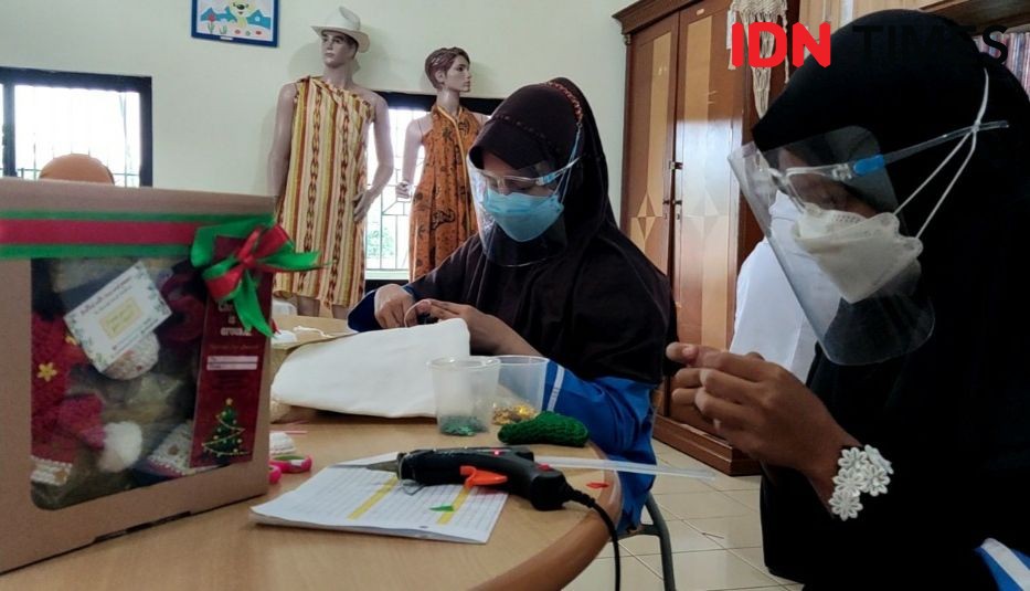 Anak Difabel di Serang Berkreasi Bikin Pernak-pernik Natal