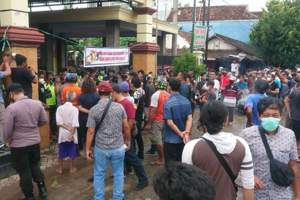 Diduga Selingkuh, Kades di Tulungagung Didemo Warganya