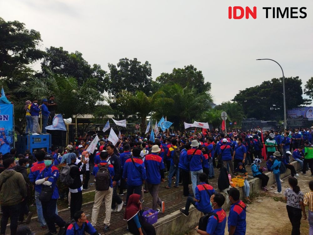 Ribuan Buruh Blokir Jalan Pendopo Gubernur Banten, Lalu Lintas Lumpuh 