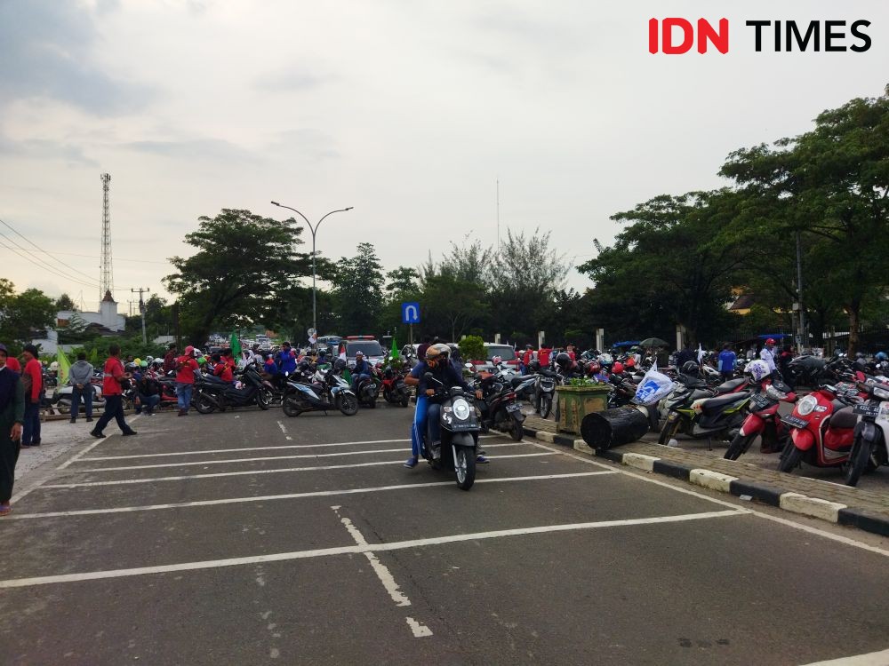 Ribuan Buruh Blokir Jalan Pendopo Gubernur Banten, Lalu Lintas Lumpuh 