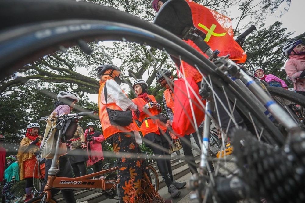 Hari Ibu, 100 Ibu-ibu Bersepeda Keliling Kota Bandung