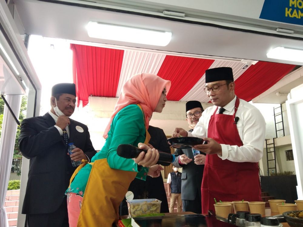 Ungkit Kenangan, Ridwan Kamil Ajak Sang Ibu Nostalgia