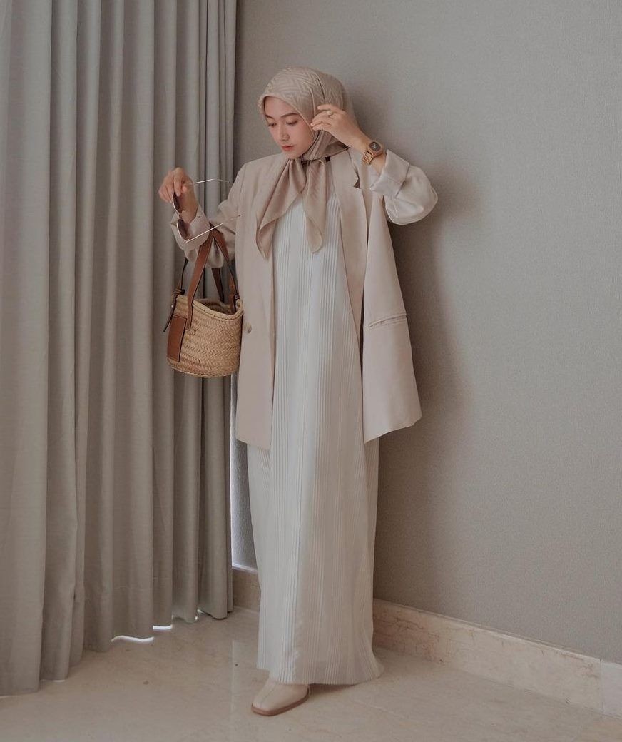 10 Ide OOTD Hijab Dengan Blazer Warna Netral, Estetik