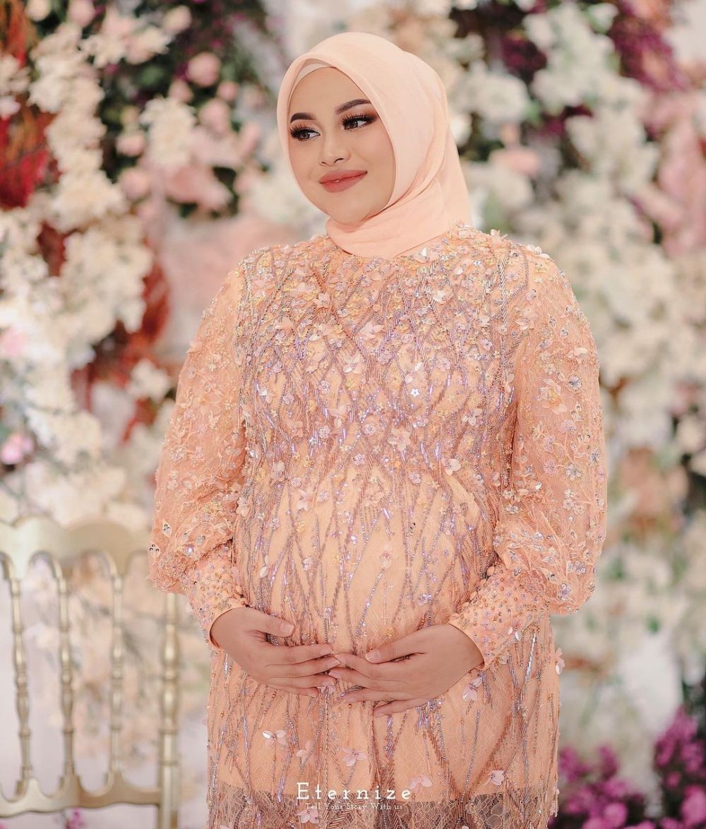 10 Kebaya Warna Peach Rancangan Desainer Indonesia Fresh