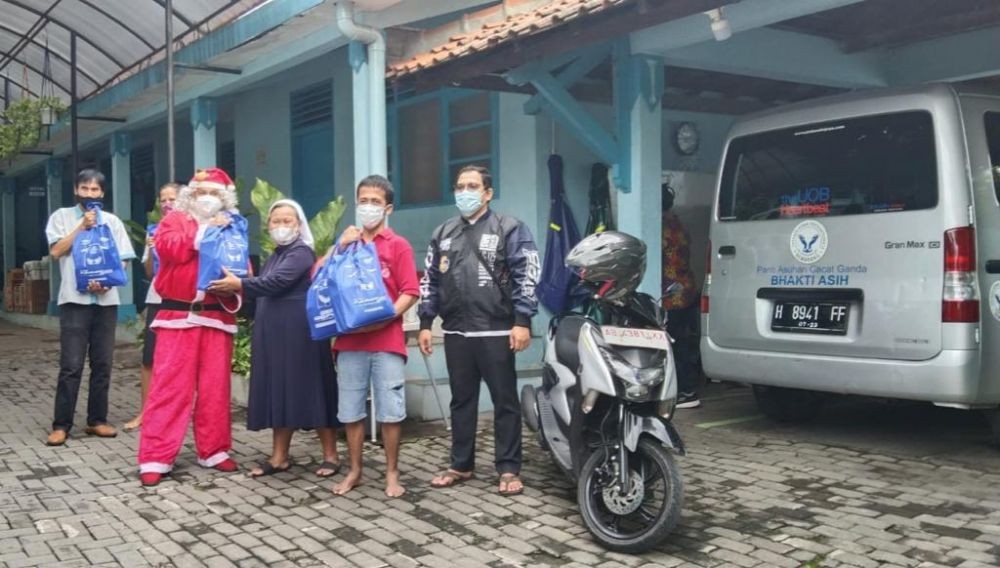 Keren! Sinterklas Naik Trail Bagi Kado Natal untuk Lansia di Semarang