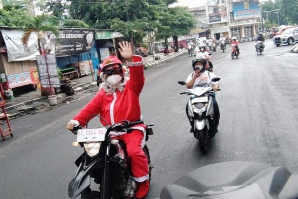 Keren! Sinterklas Naik Trail Bagi Kado Natal untuk Lansia di Semarang