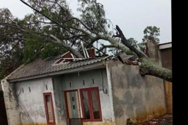 Cuaca Ekstrem di Malang Berdampak pada Sejumlah Rumah Rusak