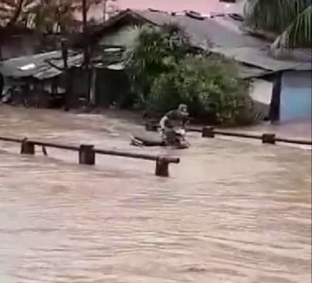 Banjir Setinggi Pinggang, Seorang Dosen Tewas Tersengat Listrik