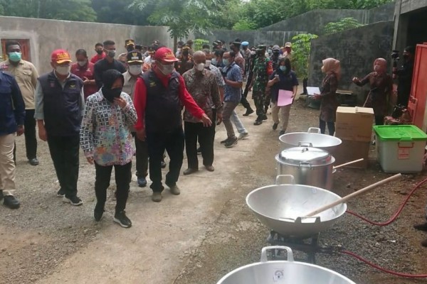 Risma Tinjau Kesiapan Lumbung Sosial di Tulungagung