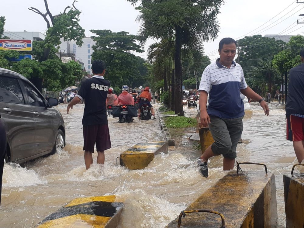 Banjir Setinggi Pinggang, Seorang Dosen Tewas Tersengat Listrik