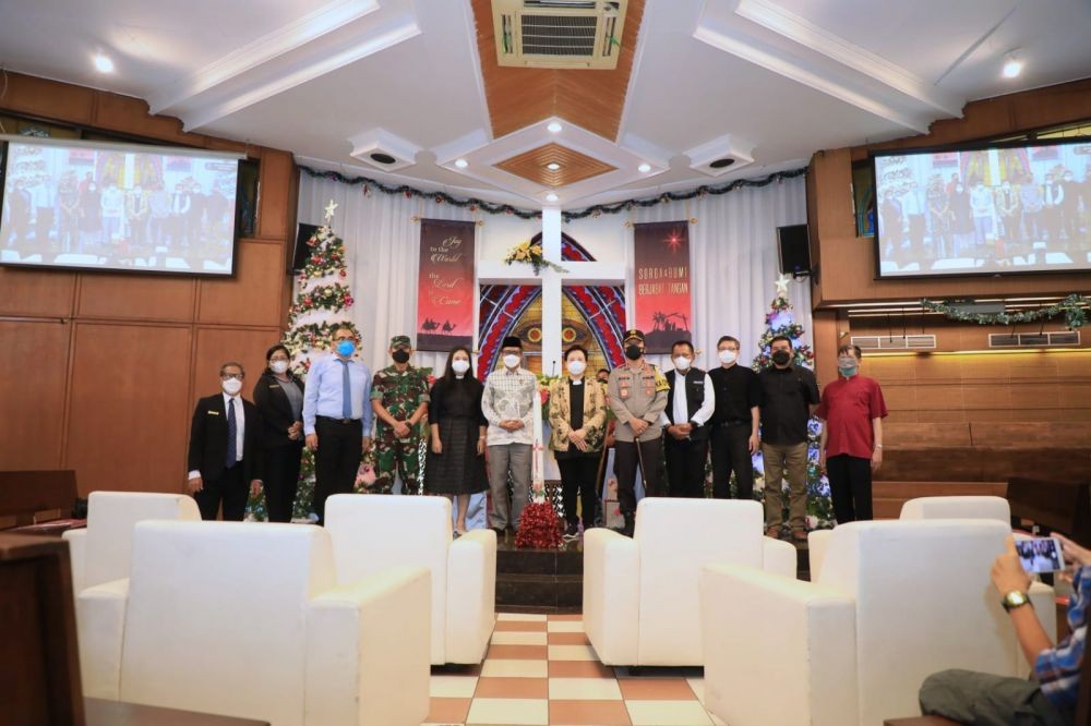 Pastikan Natal Aman, Mahfud MD Tinjau 2 Gereja di Surabaya